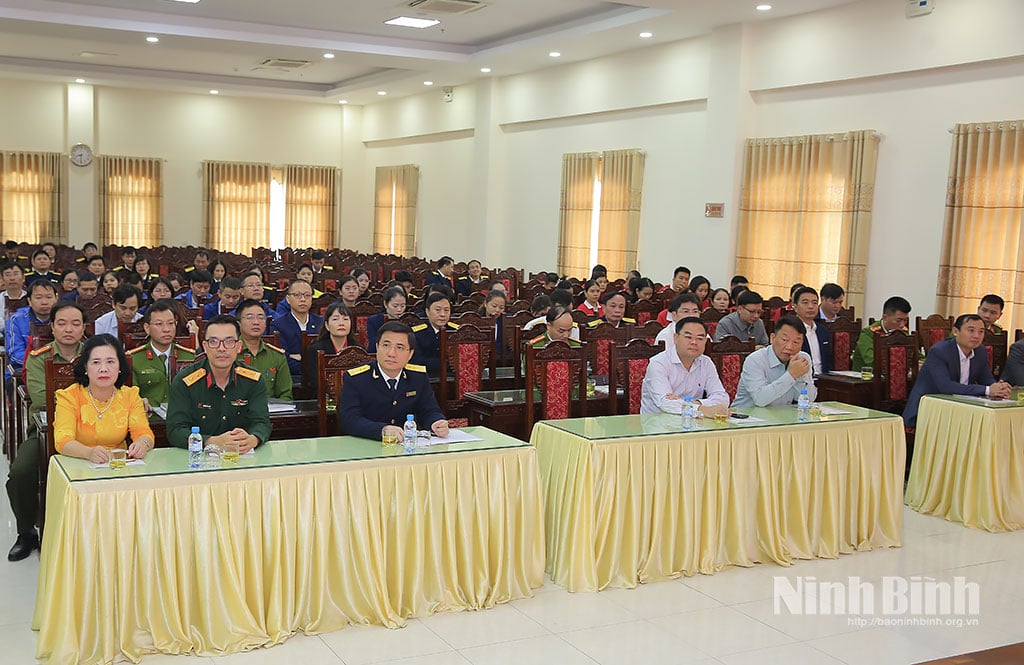 Οι εκπρόσωποι που παρευρίσκονται στην τελετή.