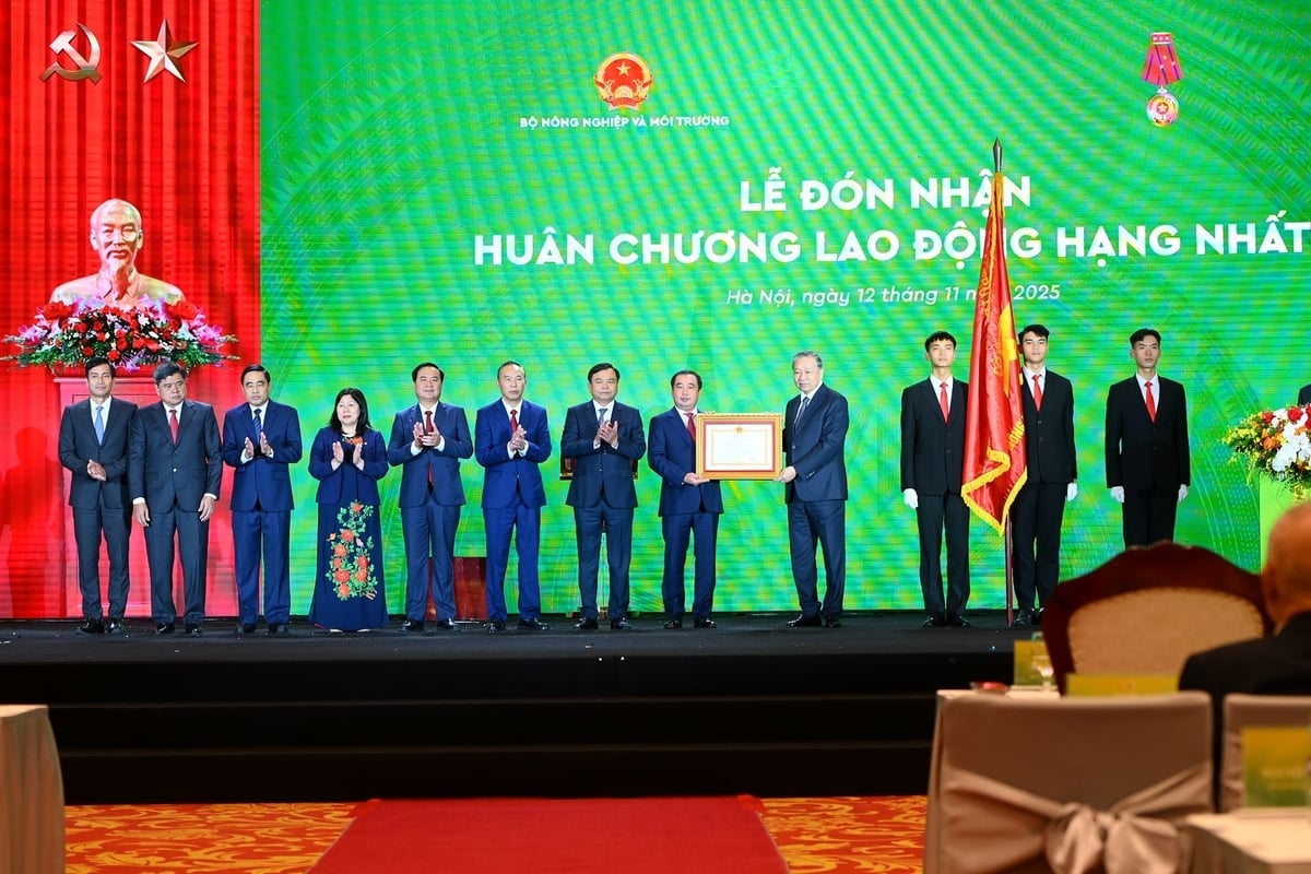 អគ្គលេខាធិកា To Lam ក្នុងនាមថ្នាក់ដឹកនាំបក្ស និងរដ្ឋ ប្រគល់មេដាយការងារថ្នាក់ទី១ ដល់ក្រសួងកសិកម្ម និងបរិស្ថាន។ រូបថត៖ Tung Dinh។ Tổng Bí thư Tô Lâm thay mặt lãnh đạo Đảng, Nhà nước trao tặng Huân chương Lao động hạng Nhất cho Bộ Nông nghiệp và Môi trường. Ảnh: Tùng Đinh.