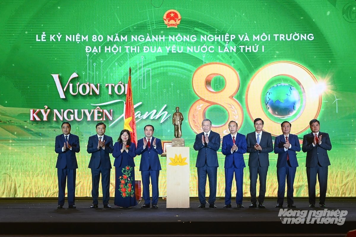 អគ្គលេខាធិកា To Lam មានប្រសាសន៍ថា ការរួមបញ្ចូលគ្នារវាងក្រសួងកសិកម្ម និងអភិវឌ្ឍន៍ជនបទ ជាមួយក្រសួងធនធានធម្មជាតិ និងបរិស្ថាន ដើម្បីបង្កើតជាក្រសួងកសិកម្ម និងបរិស្ថាន បង្ហាញពីផ្នត់គំនិតអភិវឌ្ឍន៍ថ្មីនៃការគ្រប់គ្រងធនធាន និងការអភិវឌ្ឍន៍កសិកម្មយ៉ាងទូលំទូលាយក្នុងទិសដៅរួម និងសរីរាង្គ។ រូបថត៖ Tung Dinh។ Tổng Bí thư Tô Lâm cho rằng, việc hợp nhất Bộ Nông nghiệp và Phát triển nông thôn với Bộ Tài nguyên và Môi trường để hình thành Bộ Nông nghiệp và Môi trường thể hiện tư duy phát triển mới là quản lý tổng hợp tài nguyên, phát triển nông nghiệp theo hướng thống nhất, liên kết hữu cơ. Ảnh: Tùng Đinh.