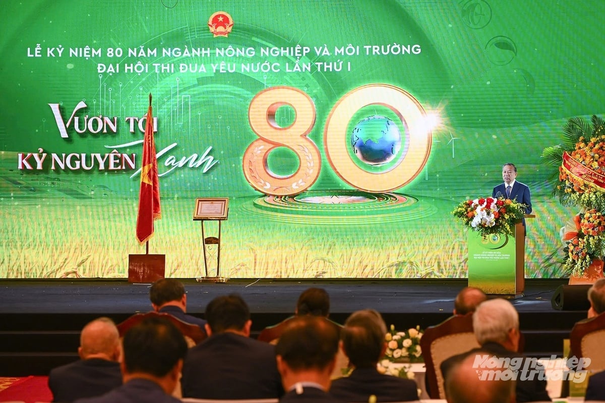 អគ្គលេខាធិកា To Lam បានមានប្រសាសន៍ថា វិស័យកសិកម្ម និងបរិស្ថានត្រូវបន្តការច្នៃប្រឌិត ធ្វើសកម្មភាពកាន់តែច្បាស់ និងមានប្រសិទ្ធភាព ហើយរួមចំណែកសក្តិសមចំពោះជោគជ័យនៃមហាសន្និបាតបក្សលើកទី១៤ រួមចំណែកកសាងប្រទេសរីកចម្រើន និងនិរន្តរភាព។ រូបថត៖ Tung Dinh។ Tổng Bí thư Tô Lâm cho rằng, ngành Nông nghiệp và Môi trường cần tiếp tục đổi mới, hành động quyết liệt hơn, hiệu quả hơn, đóng góp xứng đáng vào thành công của Đại hội XIV của Đảng, góp phần xây dựng đất nước phát triển phồn vinh, bền vững. Ảnh: Tùng Đinh.