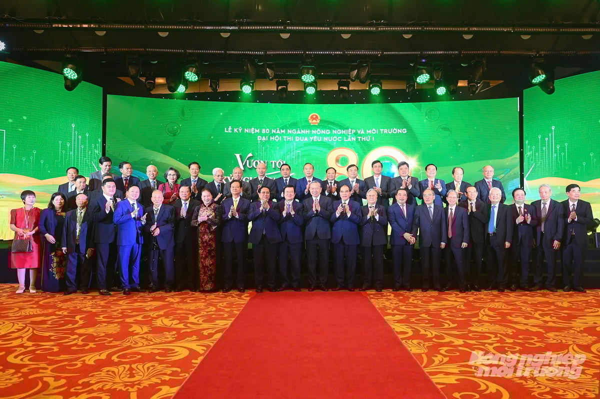 អគ្គលេខាធិកា To Lam និងថ្នាក់ដឹកនាំបក្ស រដ្ឋ និងអតីតថ្នាក់ដឹកនាំបានថតរូបអនុស្សាវរីយ៍ជាមួយថ្នាក់ដឹកនាំ និងអតីតថ្នាក់ដឹកនាំក្រសួងកសិកម្ម និងបរិស្ថាន។ រូបថត៖ Tung Dinh។ Tổng Bí thư Tô Lâm cùng các lãnh đạo, nguyên lãnh đạo Đảng, Nhà nước chụp ảnh lưu niệm với lãnh đạo Bộ, nguyên lãnh đạo Bộ Nông nghiệp và Môi trường. Ảnh: Tùng Đinh.