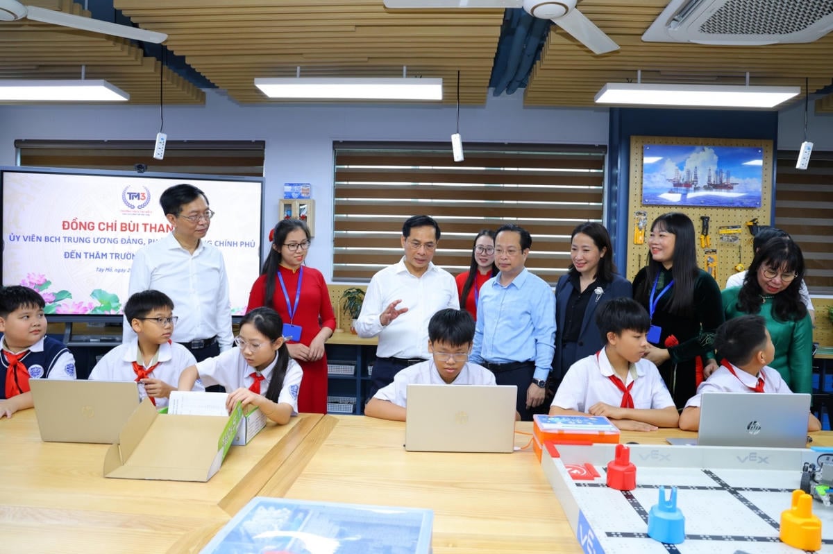 O vice-primeiro-ministro Bui Thanh Son e delegados visitam a sala de prática STEM na Escola Secundária Tay Mo - Hanói