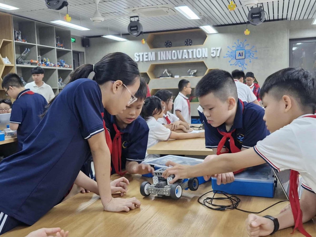 Uma aula na Sala de Inovação STEM 57 dos alunos da Escola Secundária Cau Giay - Hanói