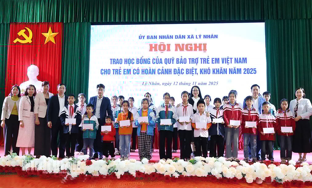 សិស្សដែលមានកាលៈទេសៈពិសេស និងលំបាកទទួលបានអាហារូបករណ៍ពីមូលនិធិឧបត្ថម្ភកុមារវៀតណាម។