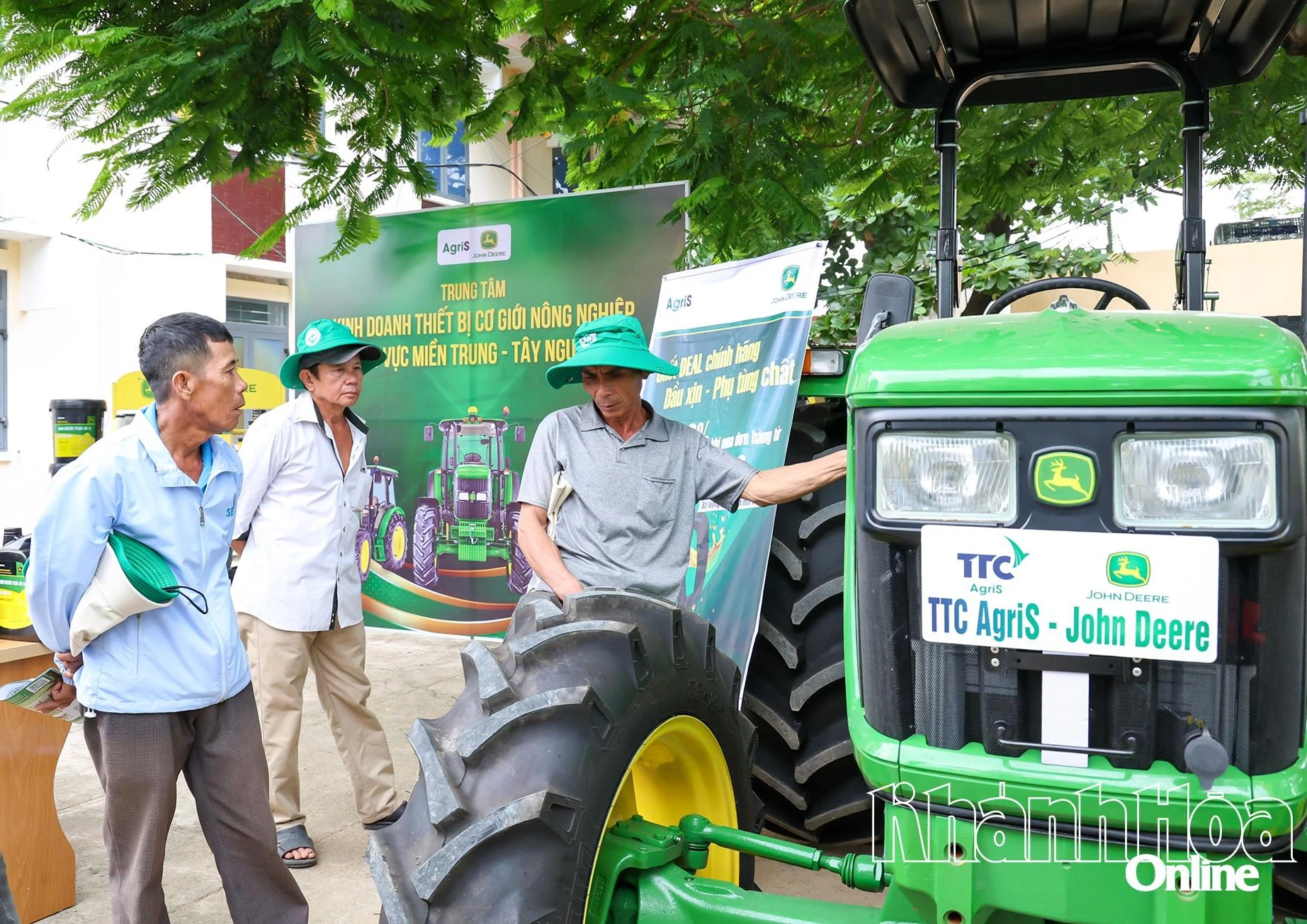 ຜູ້ປູກອ້ອຍ ຢ້ຽມຢາມ ແລະ ຮຽນຮູ້ເຄື່ອງຈັກປູກອ້ອຍ ທີ່ກອງປະຊຸມ.