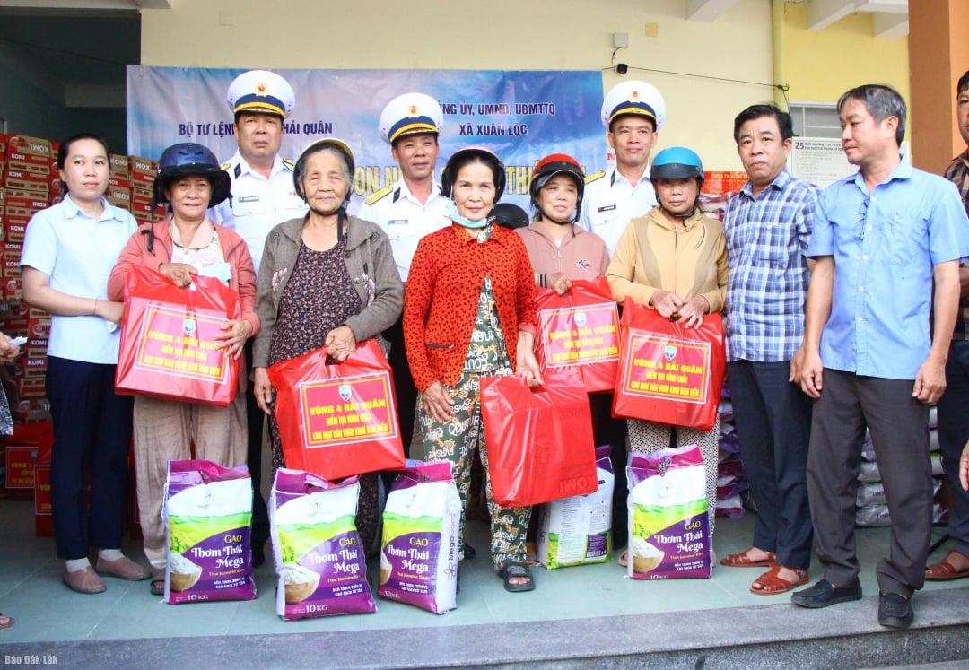 តំណាងគណៈប្រតិភូការងារកងទ័ពជើងទឹកភូមិភាគទី៤ ជូនអំណោយដល់ប្រជាជនឃុំ Xuan Loc។