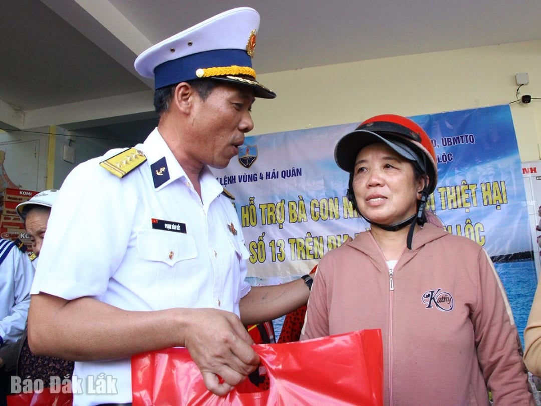 លោកវរសេនីយ៍ឯក ភឹម វ៉ាន់កេត នាយរងសេនាធិការនយោបាយ យោធភូមិភាគទី៤ បានជំរុញឲ្យប្រជាពលរដ្ឋឆ្លងផុតការលំបាក និងឆាប់មានលំនឹងជីវិត។