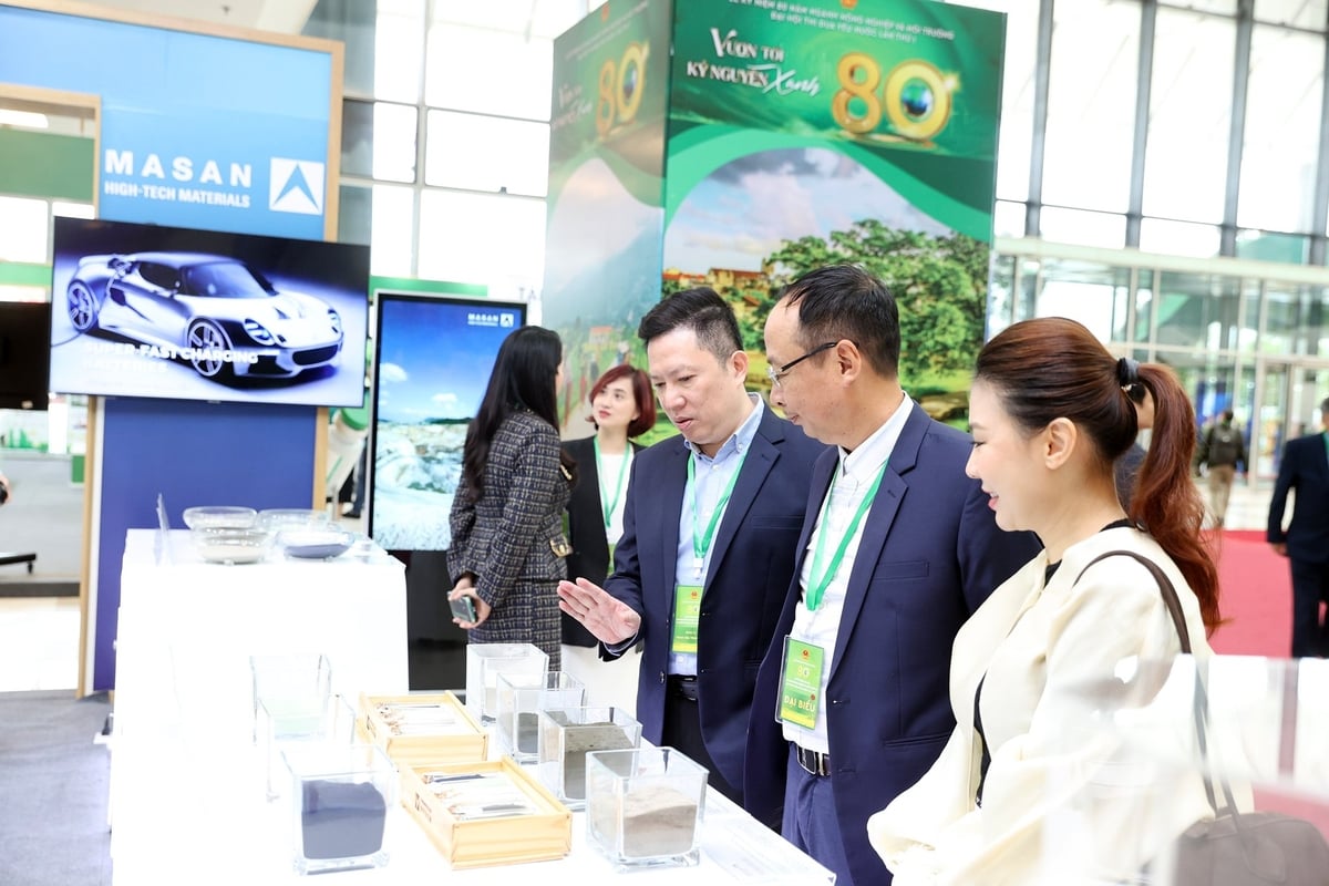 Các đại biểu tham quan gian trưng bày của Masan High-Tech Materials. Ảnh: Masan.