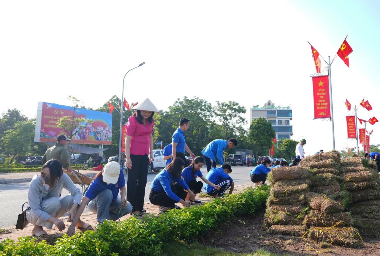 Les jeunes de la commune se sont unis pour nettoyer les rues.