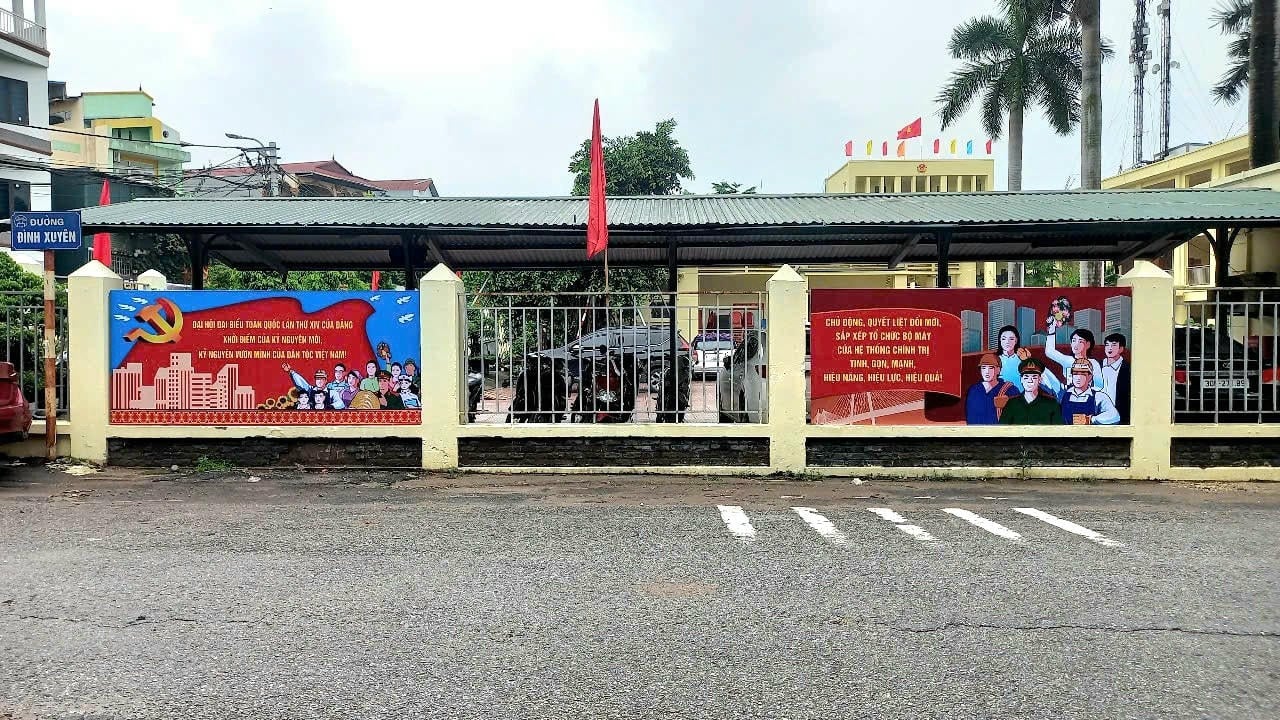Sur les routes, devant le nouveau siège propre et magnifique de la commune de Phu Dong ;