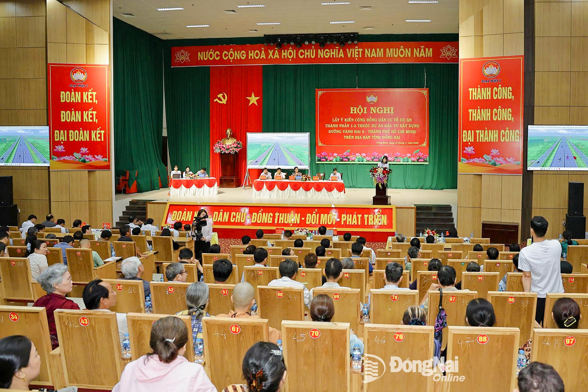 Bà Trần Thị Hồng Thảo, Chủ tịch Ủy ban MTTQ Việt Nam xã Trảng Bom trao đổi tại hội nghị. Ảnh: Thanh Toàn