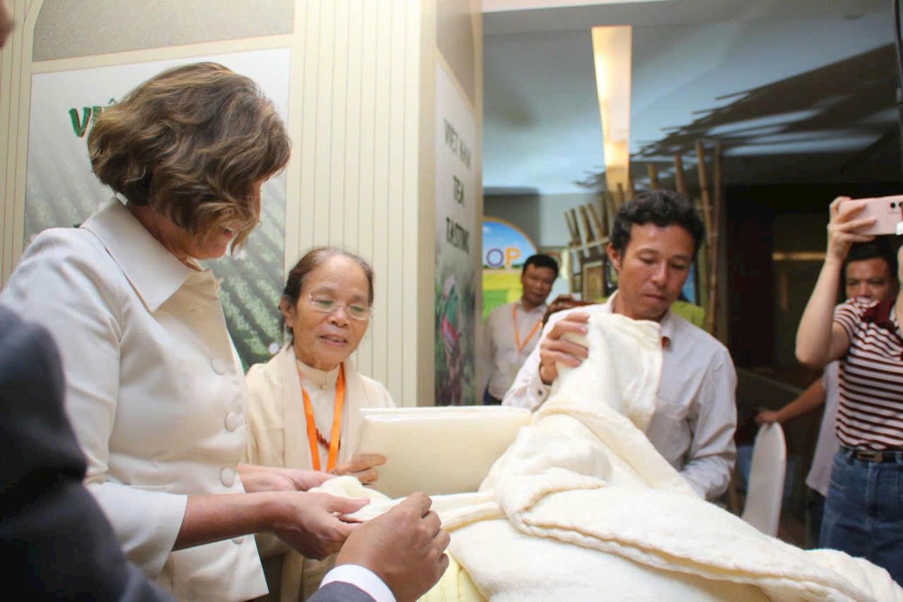 ຜູ້​ຊົມ​ໃຊ້​ຕື່ນ​ເຕັ້ນ​ທີ່​ໄດ້​ຮຽນ​ຮູ້​ກ່ຽວ​ກັບ​ຜ້າ​ຫົ່ມ​ຜ້າ​ໄໝ​ທີ່​ເຮັດ​ດ້ວຍ​ຕົນ​ເອງ - ຜະ​ລິດ​ຕະ​ພັນ OCOP 5 ດາວ ທີ່​ໄດ້​ຮັບ​ການ​ປະ​ທັບ​ໃຈ​ຢ່າງ​ມີ​ຫົວ​ຄິດ​ປະ​ດິດ​ສ້າງ​ຂອງ​ນັກ​ສິ​ລະ​ປິນ Phan Thi Thuan.