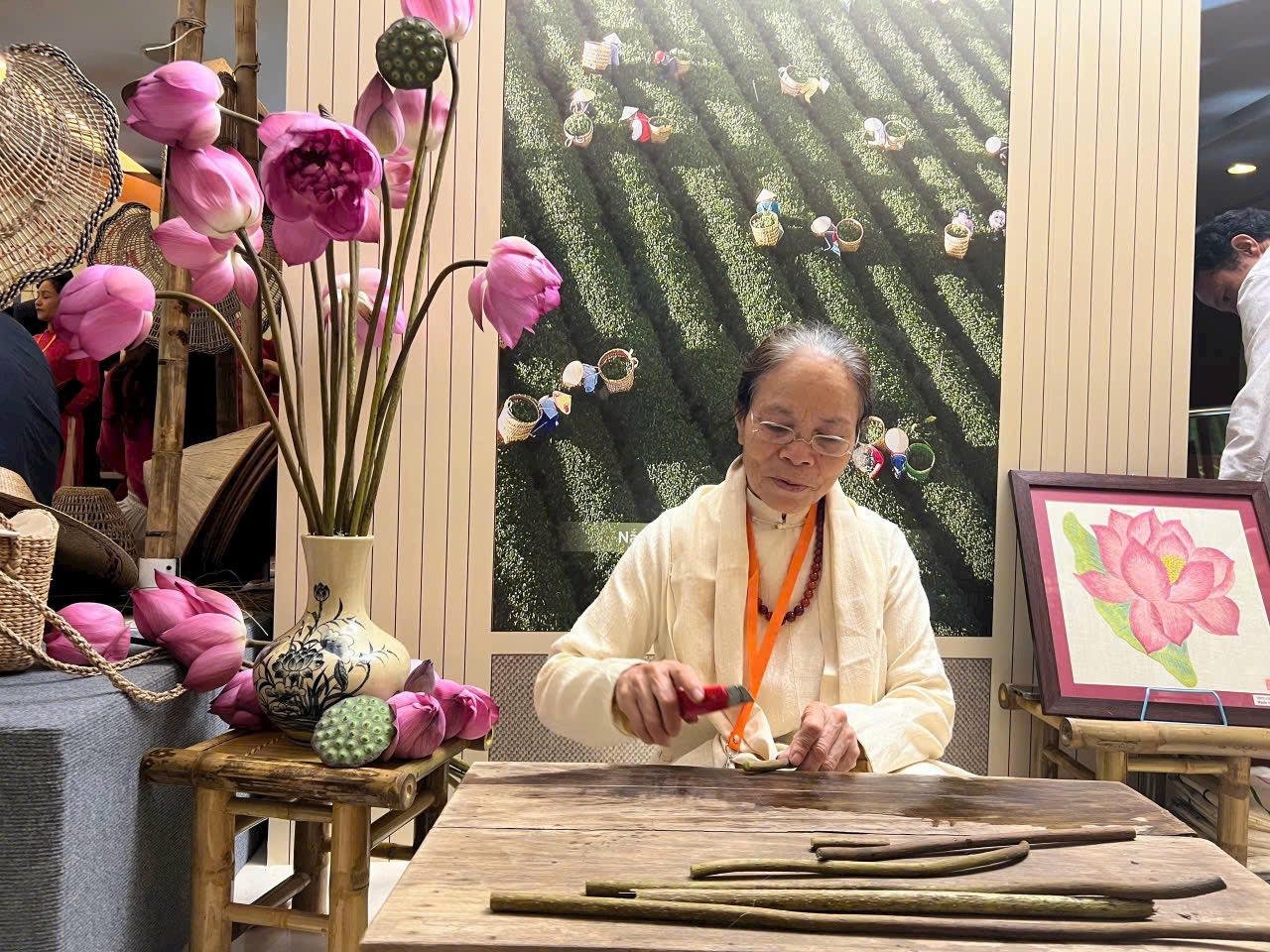 ທ່ານ​ນາງ​ຕວນ​ແມ່ນ​ຜູ້​ທຳ​ອິດ​ທີ່​ໄດ້​ປະ​ສົບ​ຜົນ​ສຳ​ເລັດ​ໃນ​ການ​ທໍ​ຜ້າ​ໄໝ​ຈາກ​ລຳ​ດອກ​ໄມ້​ທີ່​ຖືກ​ປະ​ຖິ້ມ.