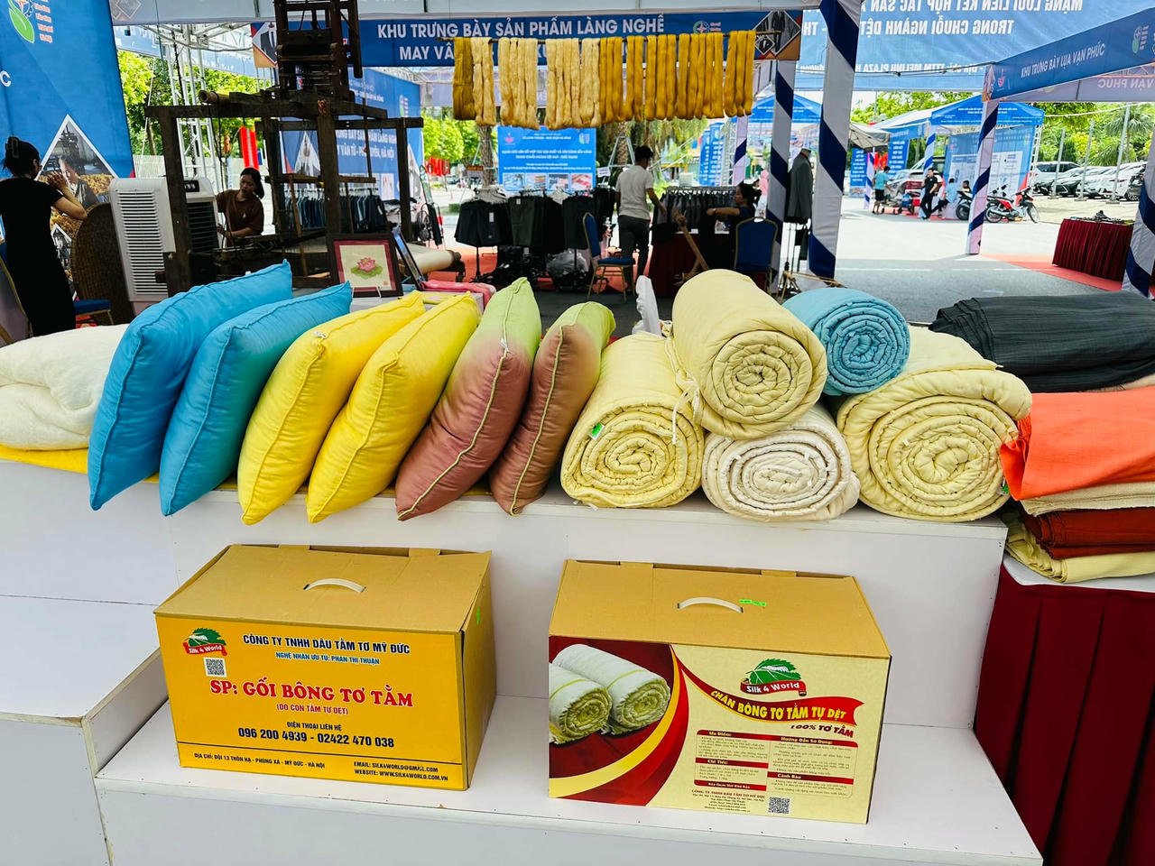 ຜະລິດຕະພັນຜ້າໄໝ ຂອງບໍລິສັດ ຜ້າໄໝ ມະນີດຶກ ຈຳກັດ.