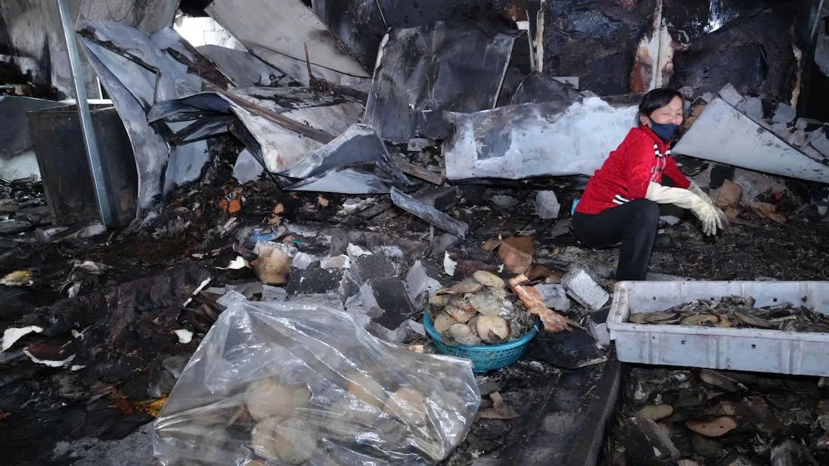 Komune Hoang Tien melawat dan menggalakkan perniagaan yang terjejas akibat kebakaran.