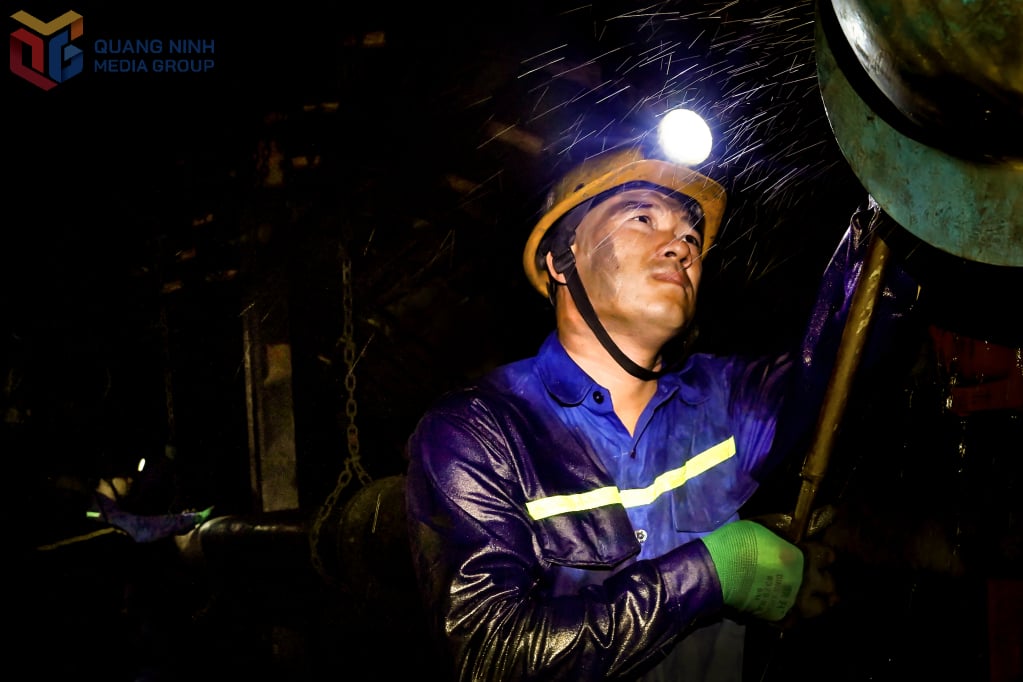 उत्पादन पारी में मजदूर फाम दीन्ह दुआन (वांग दान्ह कोल ज्वाइंट स्टॉक कंपनी)।