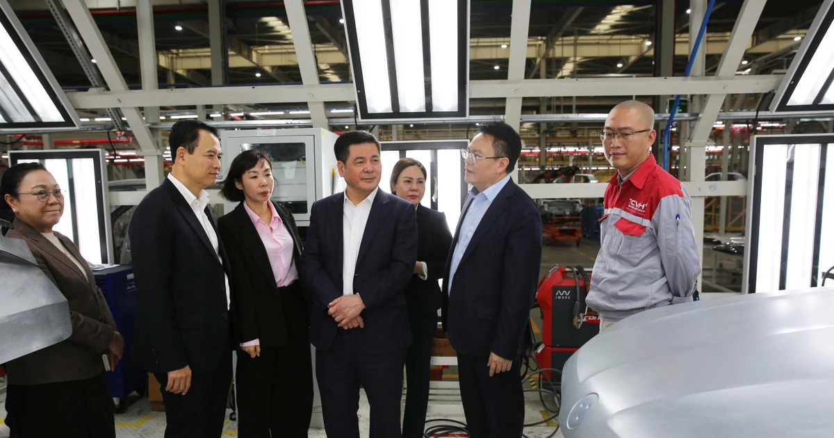 Bộ trưởng Công Thương Việt - Lào thị sát nhà máy ô tô lớn nhất Quảng Ninh
