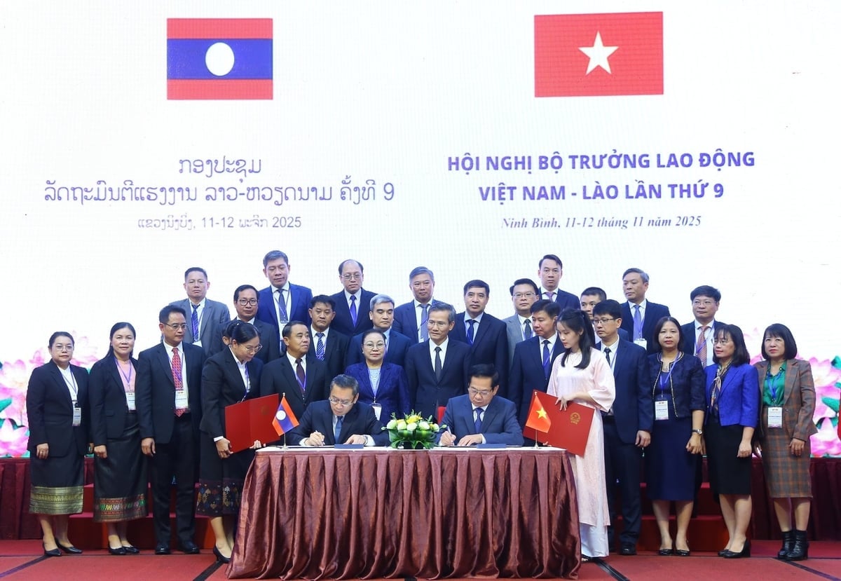  Hai Bộ trưởng đã cùng ký Bản Ghi nhớ về hợp tác trong lĩnh vực lao động và người có công giữa Bộ Nội vụ Việt Nam và Bộ Lao động và Phúc lợi xã hội Lào. Ảnh: Bộ Nội vụ.