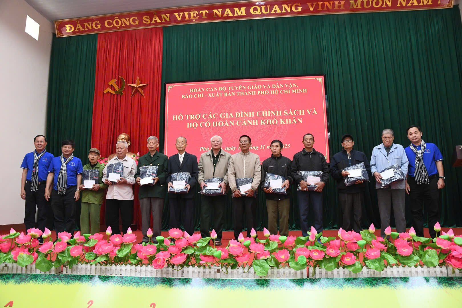 משלחת התעמולה והעיתונות של הו צ'י מין סיטי מעניקה מתנות למשפחות פוליטיות ולמשקי בית מוחלשים בתאי נגוין - תמונה 2.