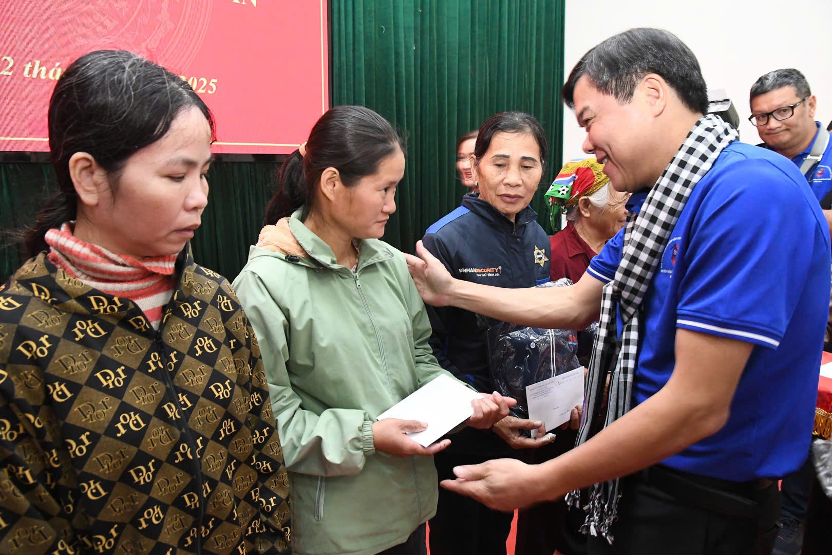 משלחת התעמולה והעיתונות של הו צ'י מין סיטי מעניקה מתנות למשפחות פוליטיות ולמשקי בית מוחלשים בתאי נגוין - תמונה 4.