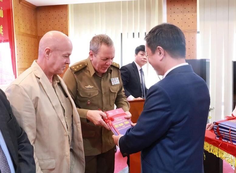 សៀវភៅ ៦៥ ឆ្នាំនៃការបណ្ដុះបណ្ដាលមិត្តភាពដ៏ស្មោះត្រង់ និងគំរូរវាងវៀតណាម និងគុយបាបានឆ្លុះបញ្ចាំងយ៉ាងបរិបូរណ៍ និងជាក់ស្តែងនូវស្លាកសញ្ញាប្រវត្តិសាស្ត្រសំខាន់ៗ ដែលបានជំរុញទំនាក់ទំនងសាមគ្គីភាពពិសេស គំរូ និងកម្ររវាងវៀតណាម និងគុយបា។