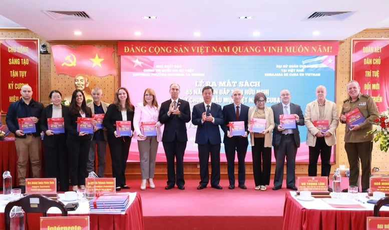 សាស្ត្រាចារ្យរង លោកបណ្ឌិត Vu Trong Lam និងឯកអគ្គរដ្ឋទូត Rogelio Polanco Fuentes ប្រគល់សៀវភៅជូនស្ថានទូតគុយបាប្រចាំនៅវៀតណាម ព្រមទាំងតំណាងមន្ទីរ ក្រសួង សាខា និងស្ថាប័ននានាបានចូលរួមពិធីនេះ។  