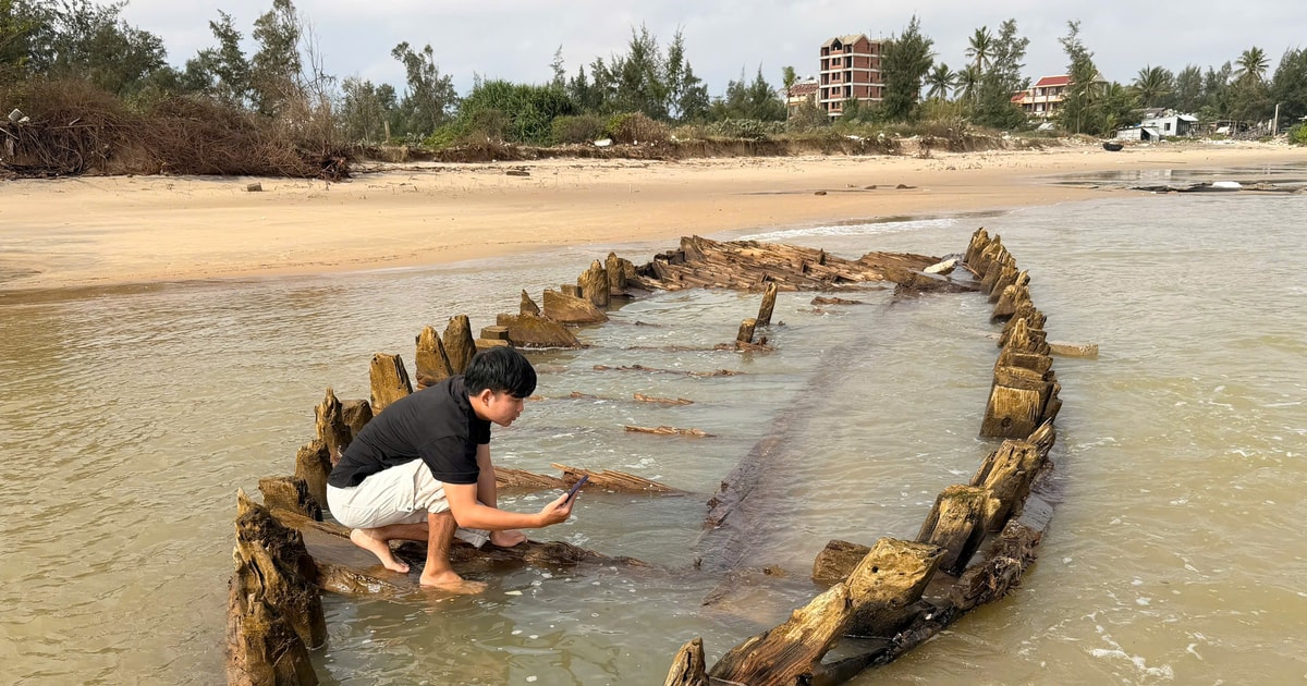 Đà Nẵng: Thận trọng khai quật tàu cổ tại bờ biển phường Hội An Tây