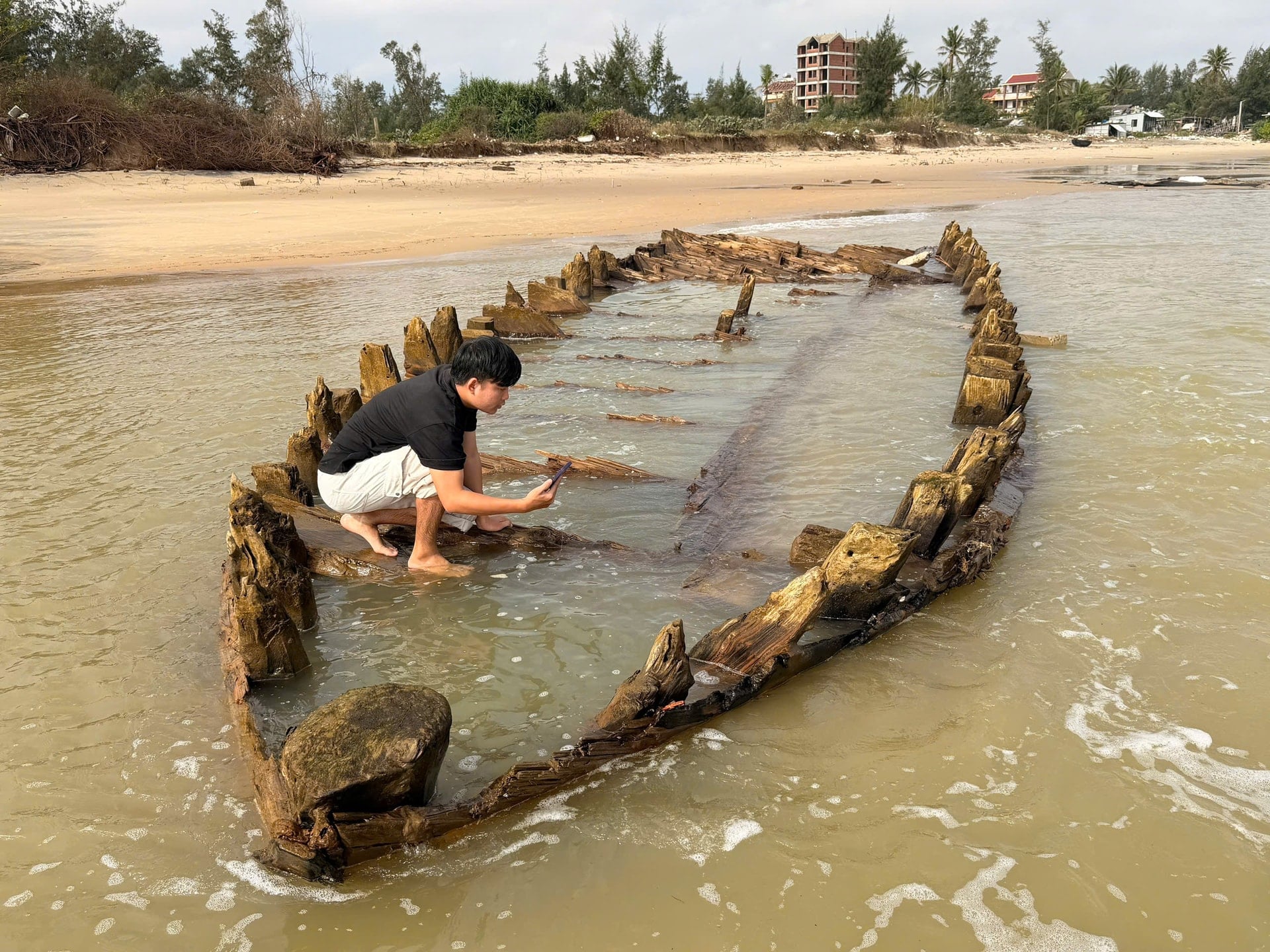 L'antico relitto di Hoi An Ovest rischia di essere distrutto dalle onde del mare: è necessario un intervento di scavo urgente?