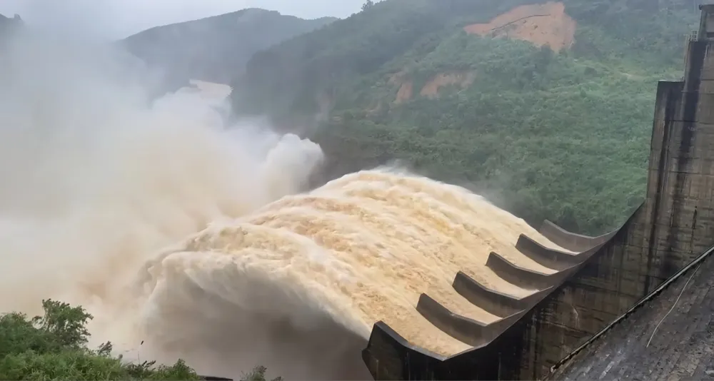 អាងស្តុកទឹកវារីអគ្គិសនី Huong Dien គ្រប់គ្រងការបញ្ចេញទឹកជន់លិចតាមរយៈផ្លូវទឹកកាលពីថ្ងៃទី 29 ខែតុលា