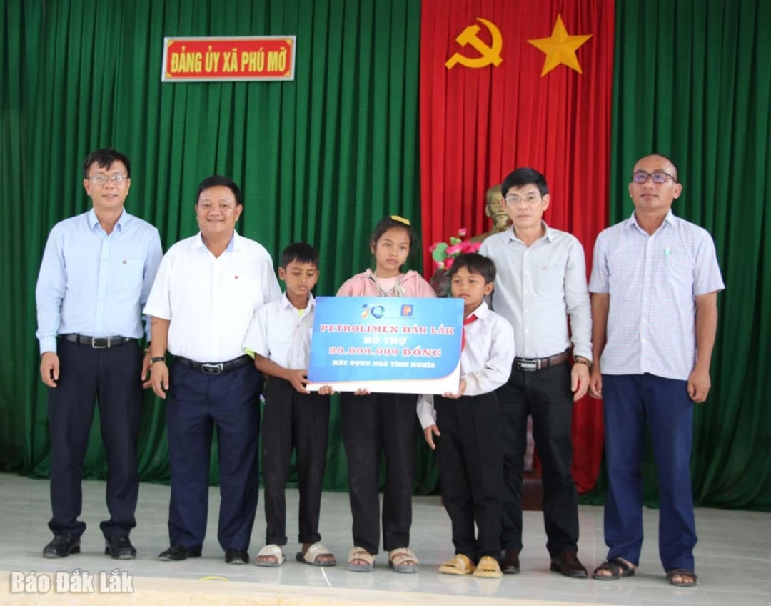 ຜູ້​ແທນ​ບັນດາ​ຫົວໜ່ວຍ​ໄດ້​ມອບ​ເຄື່ອງໝາຍ​ການ​ບໍລິຈາກ​ເງິນ​ສະໜັບສະໜູນ​ການ​ປຸກ​ສ້າງ​ເຮືອນ​ໃຫ້​ລູກ​ຫຼານ.