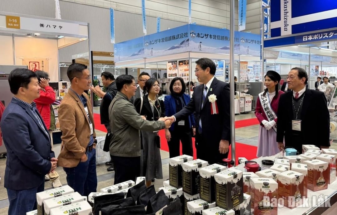 លោក Nakahara Yaichi អភិបាលក្រុង Niigata បានទៅទស្សនាស្តង់របស់សមាគមធុរកិច្ចខេត្ត Dak Lak ក្នុងពិព័រណ៍អាហារអន្តរជាតិ Niigata Food Messe 2025 លើកទី 17 ។