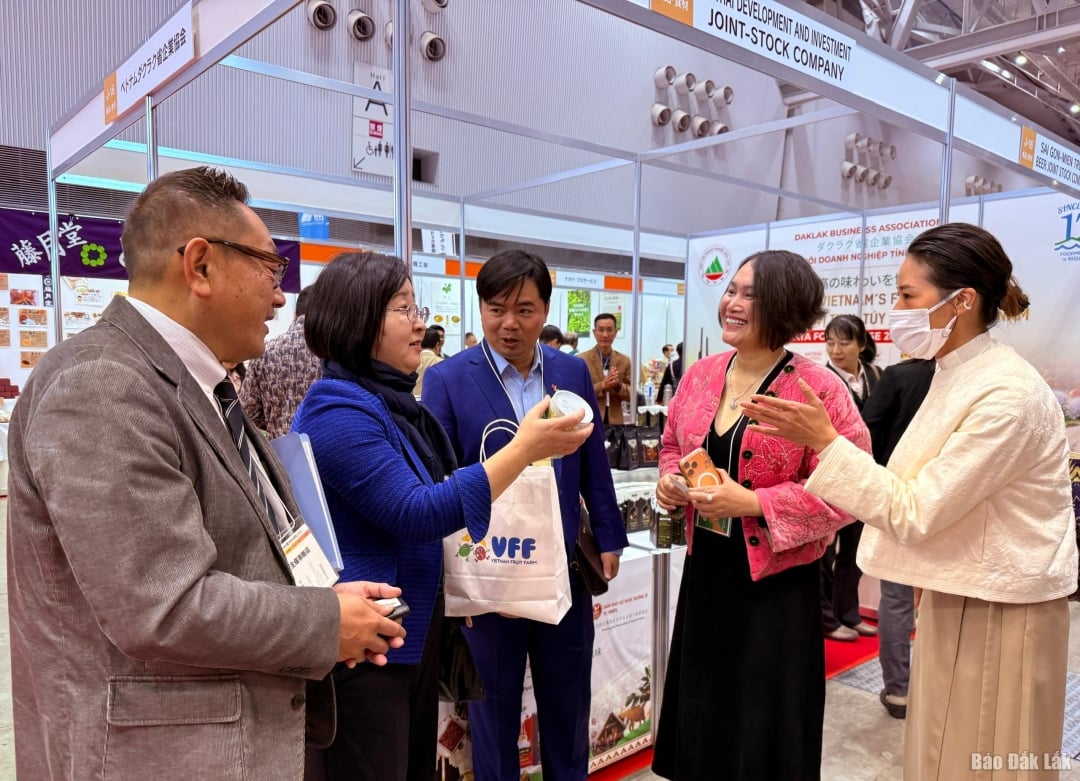 ភ្ញៀវកិត្តិយសបានរីករាយនឹងផលិតផលរបស់សហគ្រាស Dak Lak។