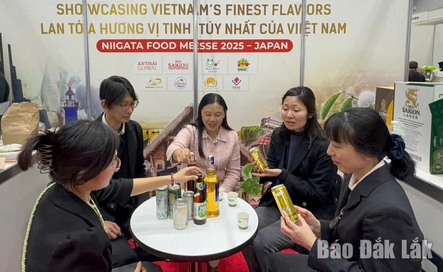 អាជីវកម្មចរចារលើការផ្សព្វផ្សាយពាណិជ្ជកម្ម B2B នៅឯពិព័រណ៍។