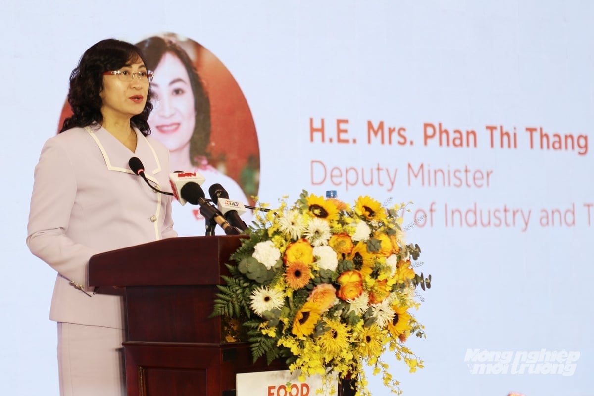 Thứ trưởng Bộ Công thương Phan Thị Thắng phát biểu khai mạc Vietnam Foodexpo 2025. Ảnh: Nguyễn Thủy.