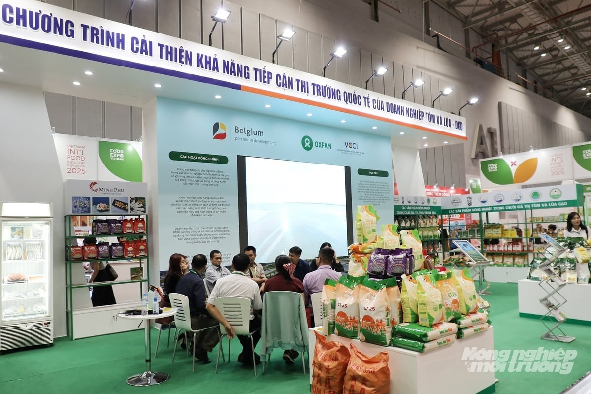 Gian hàng của VCCI-HCM hỗ trợ các doanh nghiệp, hợp tác xã ngành tôm và lúa gạo. Ảnh: Nguyễn Thủy.