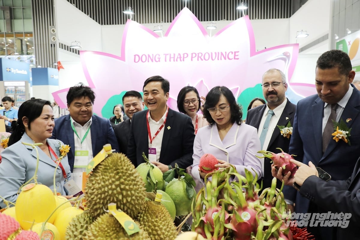 Các đại biểu tham quan gian hàng của tỉnh Đồng Tháp. Ảnh: Nguyễn Thủy.