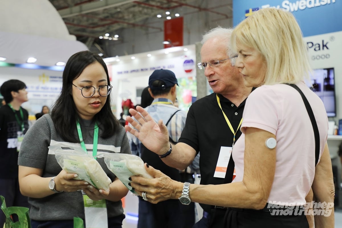 Rất nhiều nhà mua hàng quốc tế tìm hiểu về các sản phẩm gạo của Việt Nam, đặc biệt là gạo được canh tác hữu cơ, thuận thiên. Ảnh: Nguyễn Thủy.