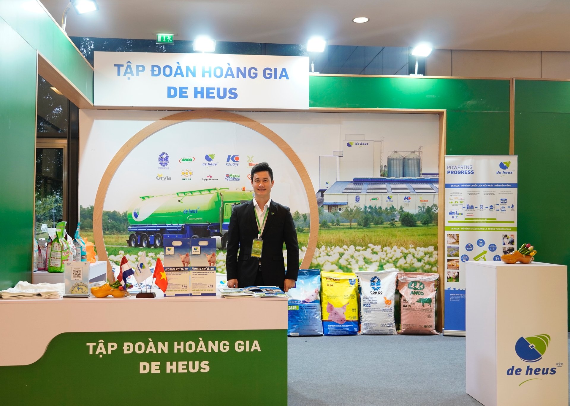 Gian hàng của Tập đoàn Hoàng gia De Heus tại Lễ kỷ niệm 80 năm ngành Nông nghiệp và Môi trường (1945 - 2025) và Đại hội Thi đua yêu nước lần thứ I. Ảnh: Hồng Thắm.