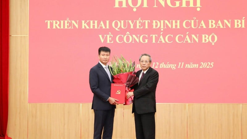 Soudruh Hoang Dang Quang, člen ústředního výboru strany a zástupce předsedy ústředního organizačního výboru, předložil soudruhu Tran Huy Tuanovi rozhodnutí zastávat funkci zástupce tajemníka provinčního výboru strany Ninh Binh.