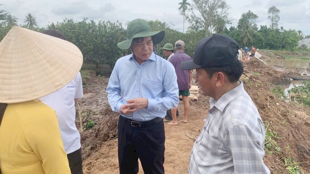 Ông Lâm Văn Tân (giữa), Tỉnh ủy viên, Giám đốc Sở Nông nghiệp và Môi trường tỉnh Vĩnh Long đến thị sát, trao đổi, chia sẻ với người dân khu vực cồn Thanh Long, xã Quới Thiện về những ảnh hưởng do sạt lở gây ra. Ảnh: Lê Hùng. 