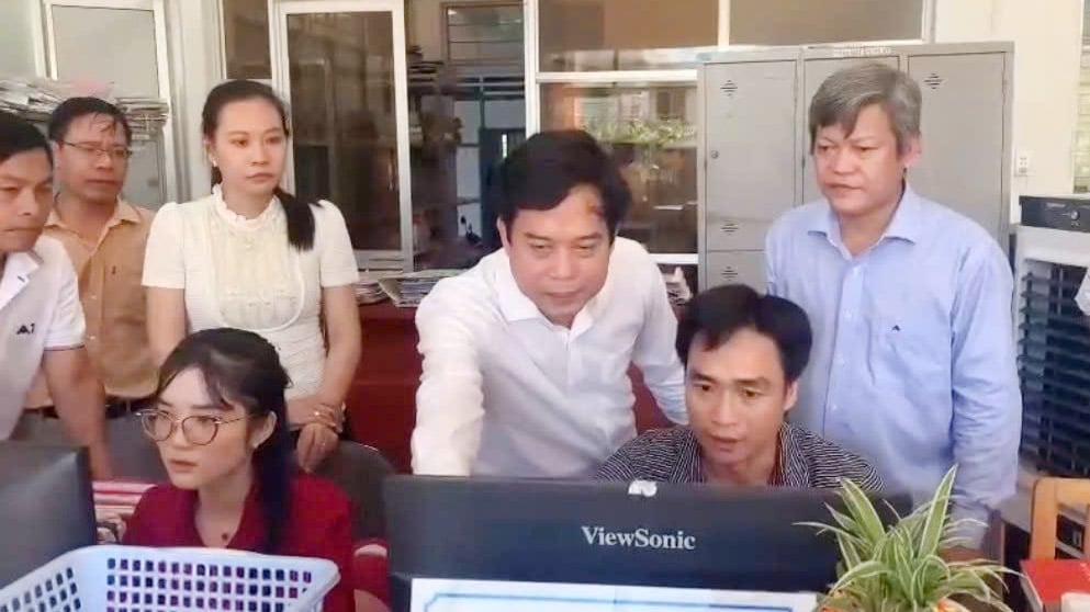 Lãnh đạo Sở Nông nghiệp và Môi trường tỉnh Vĩnh Long kiểm tra công tác giải quyết các thủ tục hành chính liên quan đến đất đai tại một số xã, phường trên địa bàn tỉnh Vĩnh Long trong quá trình thực hiện mô hình chính quyền địa phương hai cấp. Ảnh: Lê Hùng. 