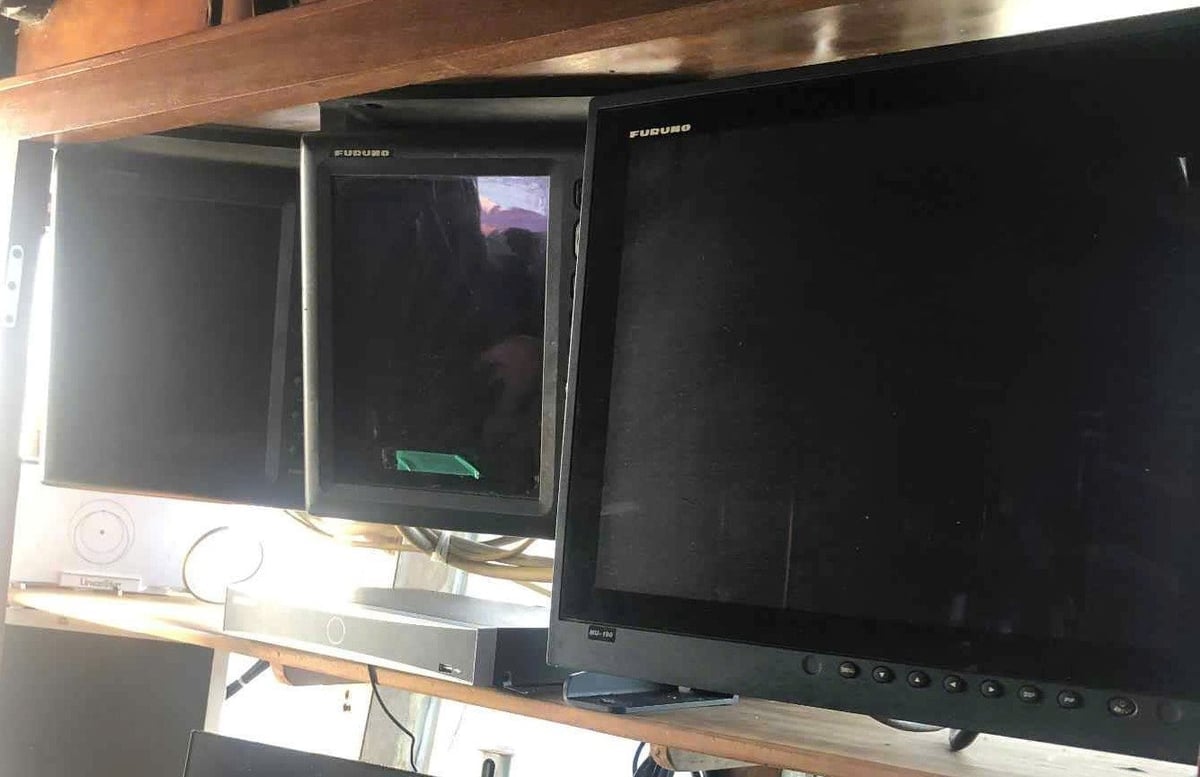 Màn hình máy siêu dò hiệu FURUNO (ngoài cùng bìa phải) trên tàu cá của anh Trần Minh Tâm có khả năng dò đàn cá trong bán kính 4,5km. Ảnh: V.Đ.T.
