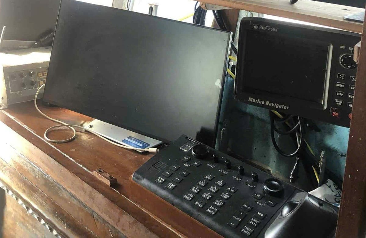 Ngoài máy siêu dò, tàu cá của anh Tâm còn lắp đặt nhiều thiết bị hiện đại khác. Ảnh: V.Đ.T.