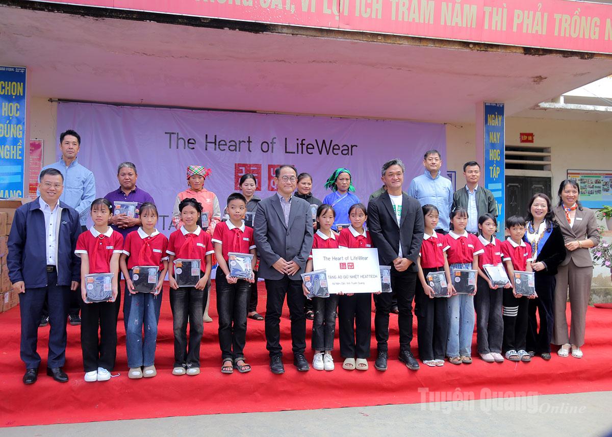 អង្គការផែនការ តំណាងក្រុមហ៊ុន Uniqlo Group បានប្រគល់អាវ និងអំណោយដល់សិស្សានុសិស្ស និងប្រជាពលរដ្ឋក្នុងឃុំ។