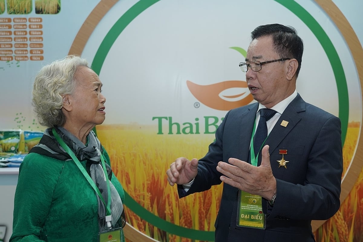 Ông Trần Mạnh Báo trao đổi với PGS.TS Nguyễn Thị Trâm, một nhà khoa học nổi tiếng trong lĩnh vực nghiên cứu và lai tạo giống lúa. Ảnh: Bảo Thắng.