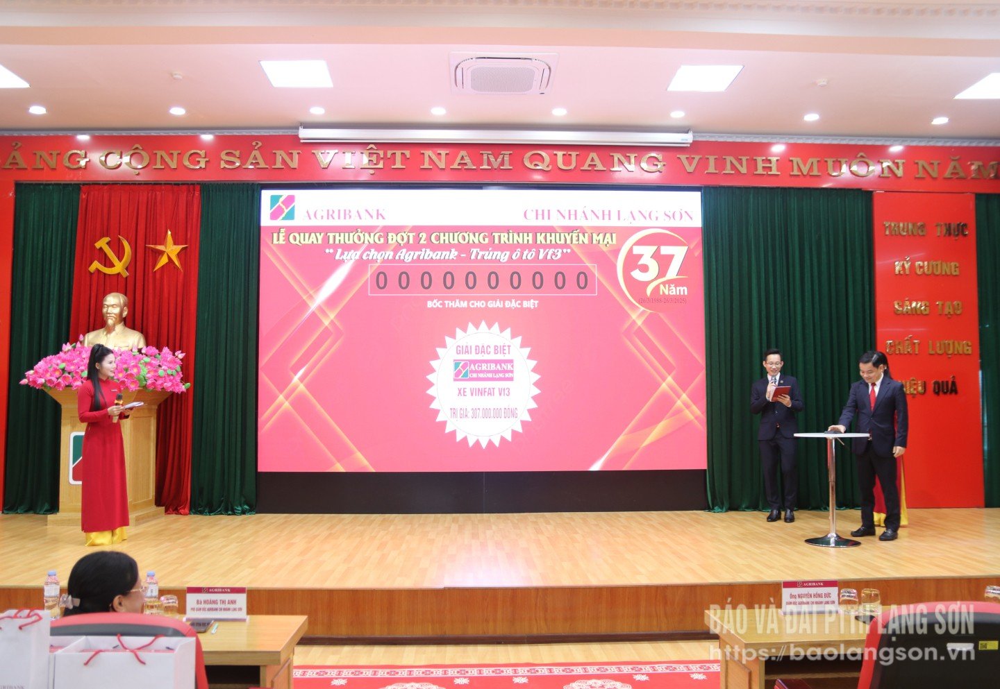 Ledarna för Agribank Lang Son-filialen tryckte på knappen för att snurra och vinna specialpriset i programmet.