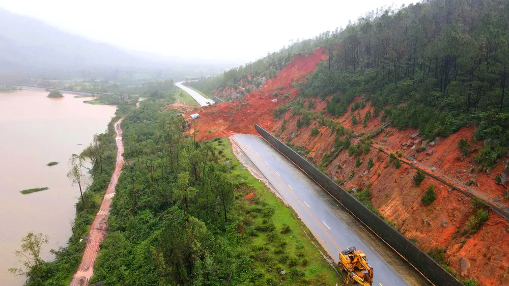 Jordskred orsakar trafikstörningar på kustväg i Ha Tinh-provinsen