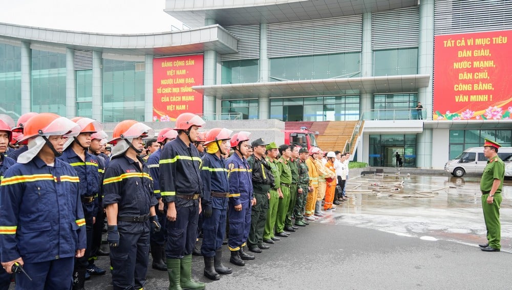 کرنل Nguyen Van Hanh - صوبائی محکمہ پولیس کے ڈپٹی ڈائریکٹر نے 10 نومبر کو مشترکہ تربیتی اجلاس میں فورسز کی ٹاسک کارکردگی پر تبصرہ کیا اور اس کا جائزہ لیا۔