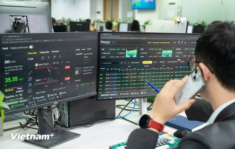 VN-Index 12 نومبر کو 38.25 پوائنٹس کے اضافے سے 1,631.86 پوائنٹس پر بند ہوا۔ (تصویر: ویتنام+)