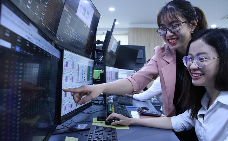 Dòng tiền trở lại mạnh mẽ, VN-Index bứt phá hơn 38 điểm — sắc xanh lan khắp 22 nhóm ngành